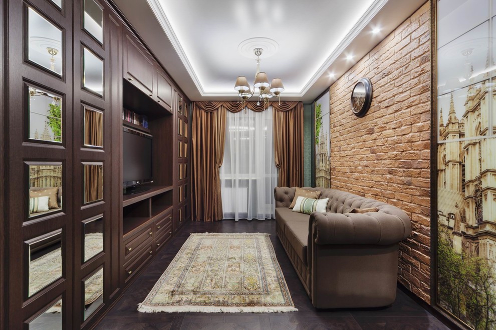 Ejemplo de salón cerrado tradicional pequeño con paredes verdes, suelo laminado, televisor independiente y suelo marrón