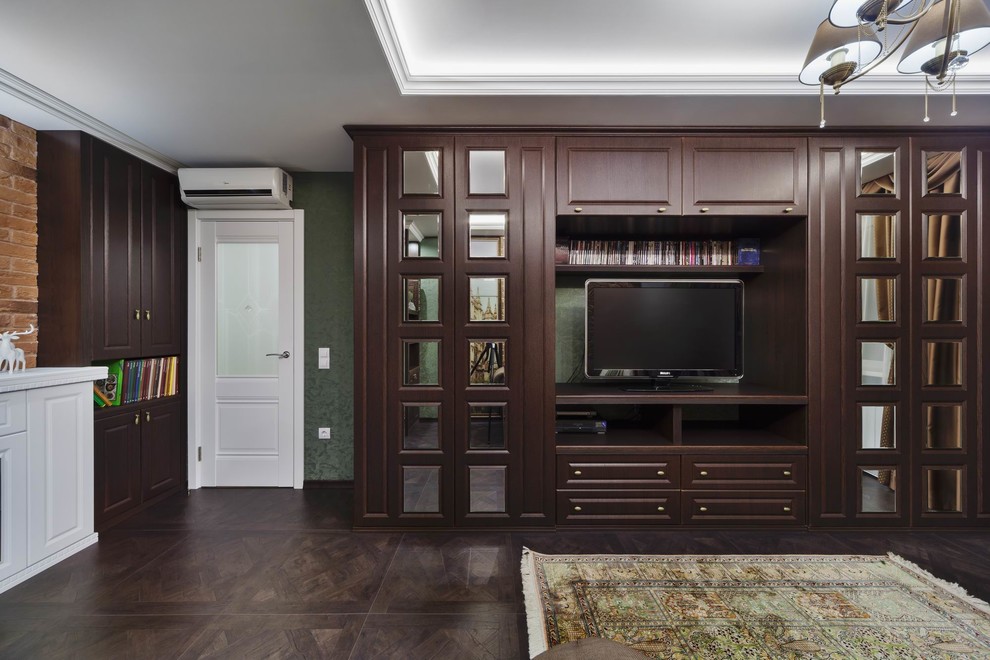 Diseño de salón cerrado tradicional pequeño con paredes verdes, suelo laminado, televisor independiente y suelo marrón