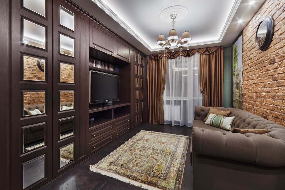 Esempio di un piccolo soggiorno chic chiuso con pareti verdi, pavimento in laminato, TV autoportante e pavimento marrone