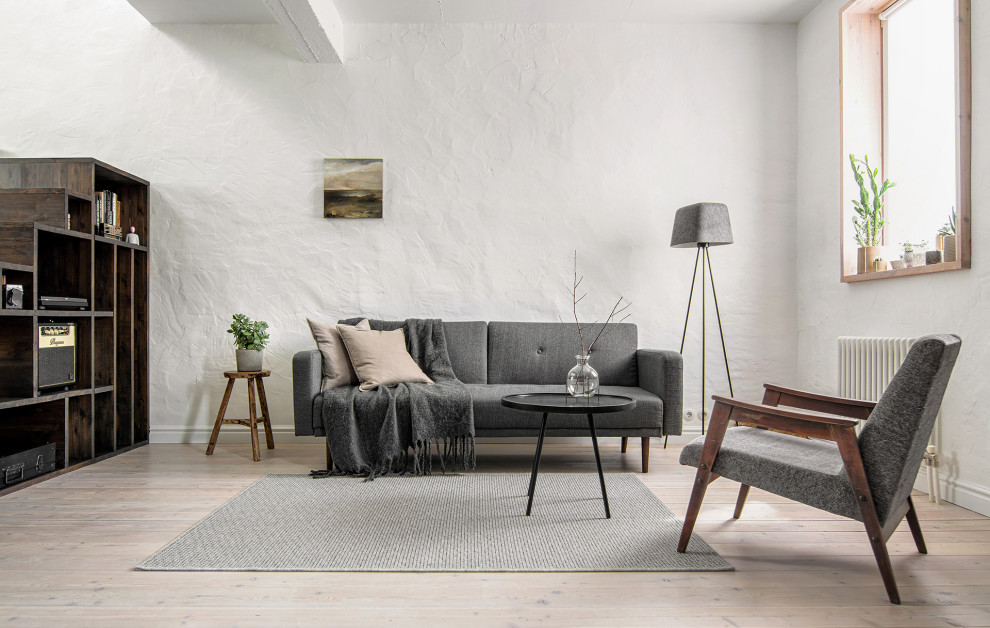 Стильный дизайн: открытая гостиная комната среднего размера в скандинавском стиле с белыми стенами, деревянным полом, белым полом и деревянными стенами - последний тренд
