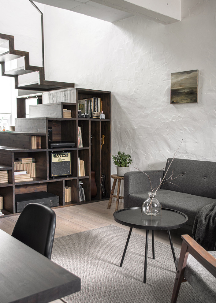 Foto de salón abierto nórdico de tamaño medio con paredes blancas, suelo de madera pintada, suelo blanco y madera