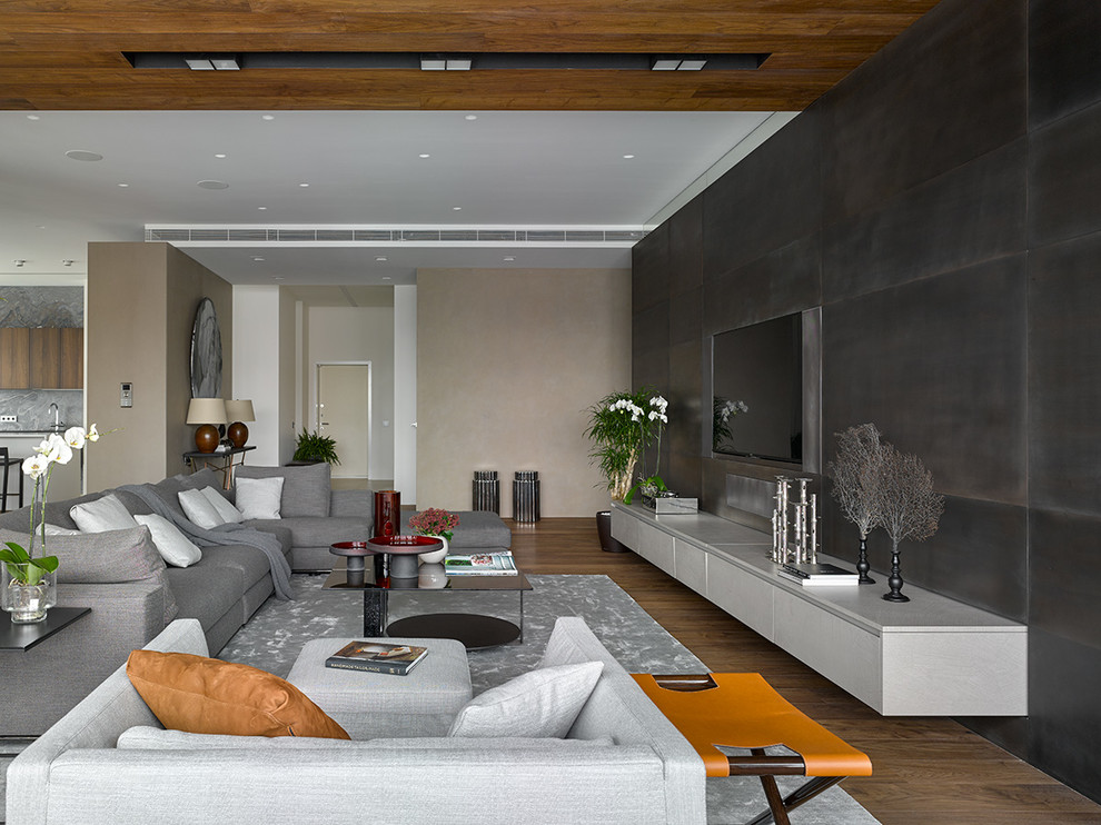 Пример оригинального дизайна: парадная, изолированная гостиная комната в современном стиле с телевизором на стене, белыми стенами, ковровым покрытием и серым полом