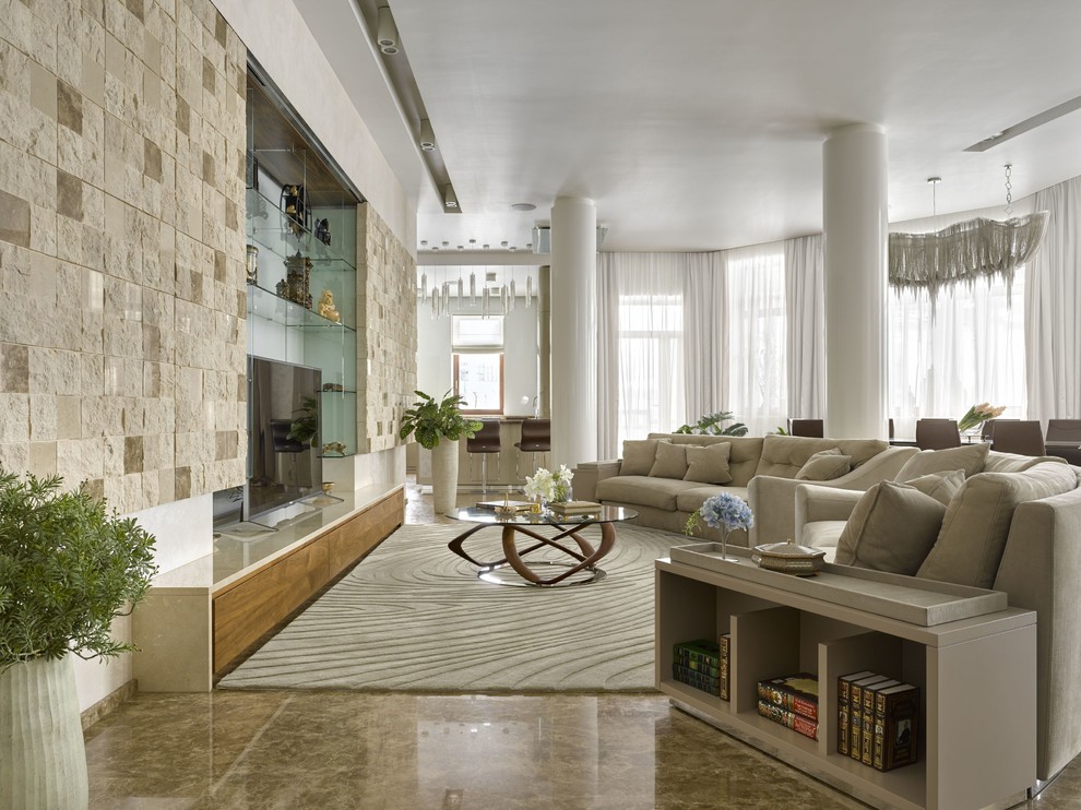 Diseño de salón abierto contemporáneo extra grande con paredes blancas, suelo de mármol, televisor independiente y suelo beige