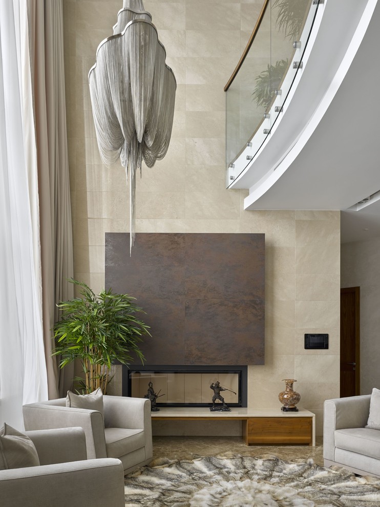 Modelo de salón abierto contemporáneo extra grande con paredes beige, suelo de mármol, chimenea lineal, marco de chimenea de piedra y suelo beige