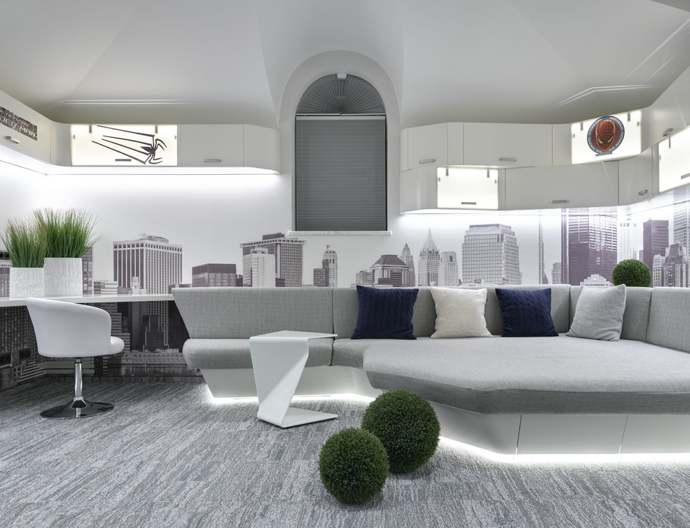 На фото: изолированная комната для игр среднего размера в современном стиле с белыми стенами, ковровым покрытием и серым полом