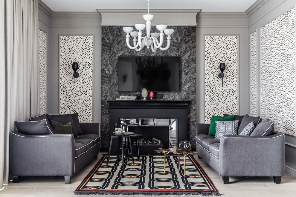 Foto di un soggiorno chic con parquet chiaro, TV a parete, pavimento beige, pareti multicolore e camino classico