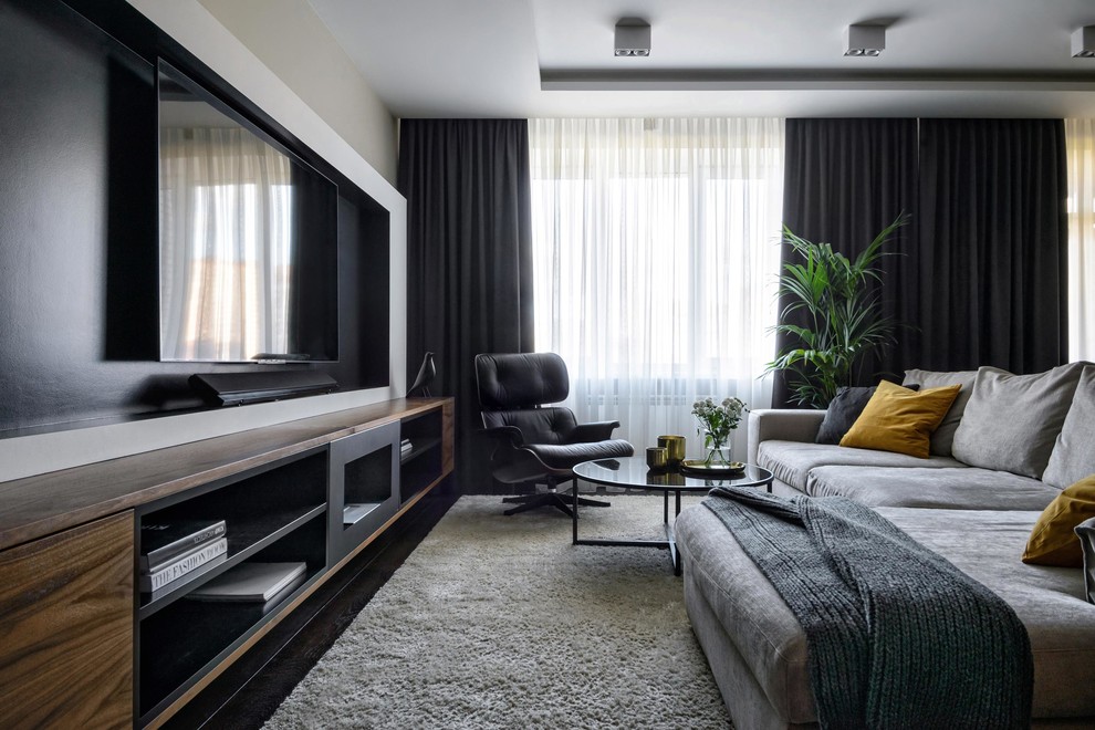 Стильный дизайн: объединенная гостиная комната в современном стиле с телевизором на стене - последний тренд