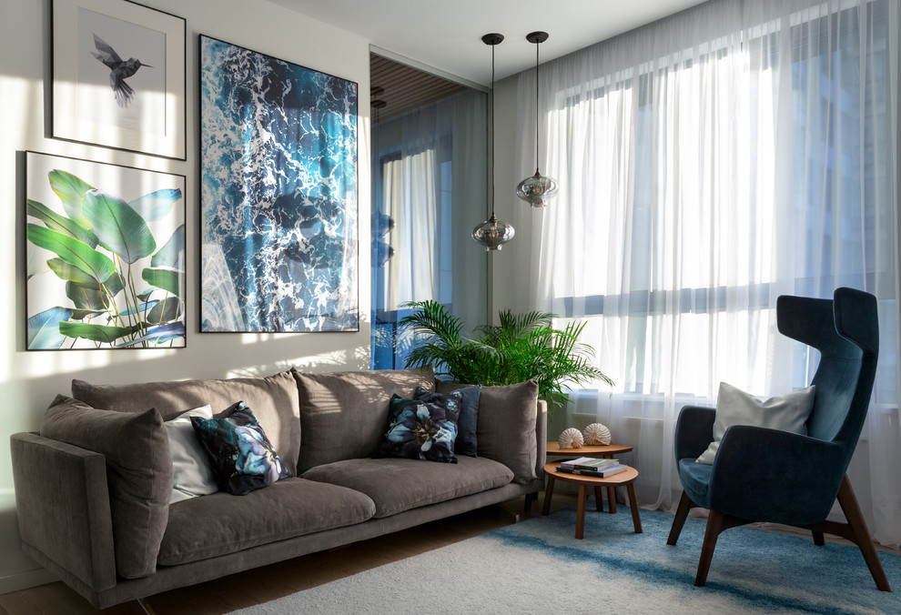 Foto di un soggiorno design con pareti bianche, pavimento in legno massello medio e pavimento marrone