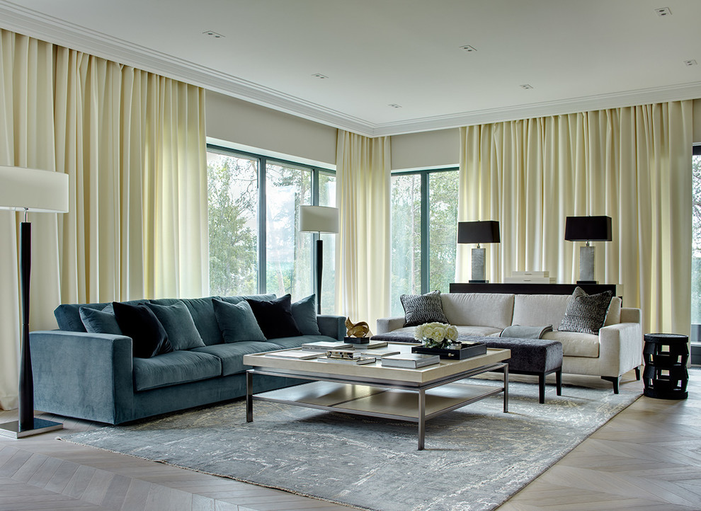 Стильный дизайн: большая гостиная комната в современном стиле с бежевыми стенами и светлым паркетным полом - последний тренд