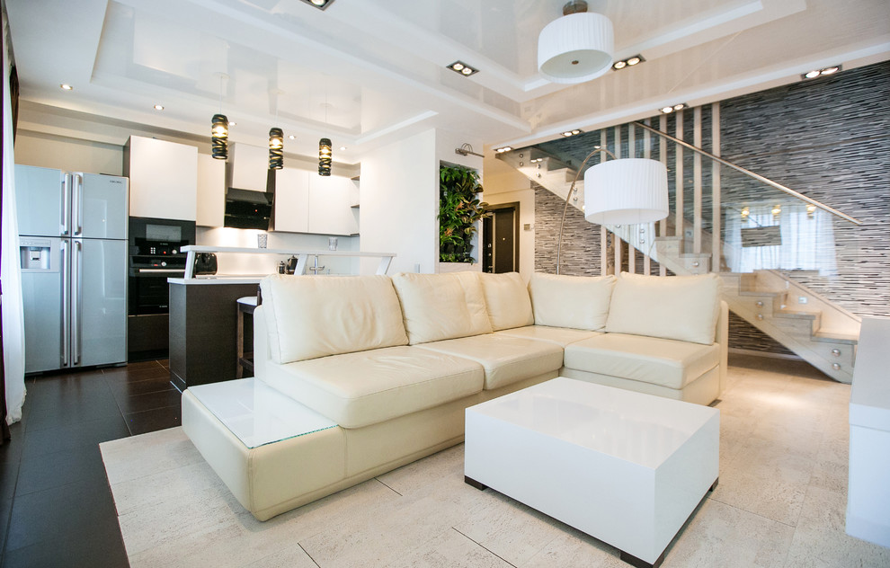 Immagine di un grande soggiorno minimal aperto con sala formale, pareti bianche, pavimento in sughero, nessun camino, TV a parete e pavimento beige