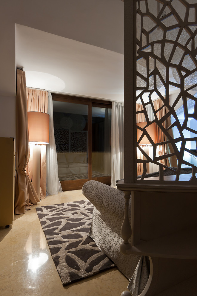 Aménagement d'une petite salle de séjour méditerranéenne fermée avec un mur beige et un sol en marbre.