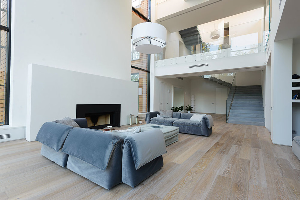 This is an example of a contemporary living room in Moscow.