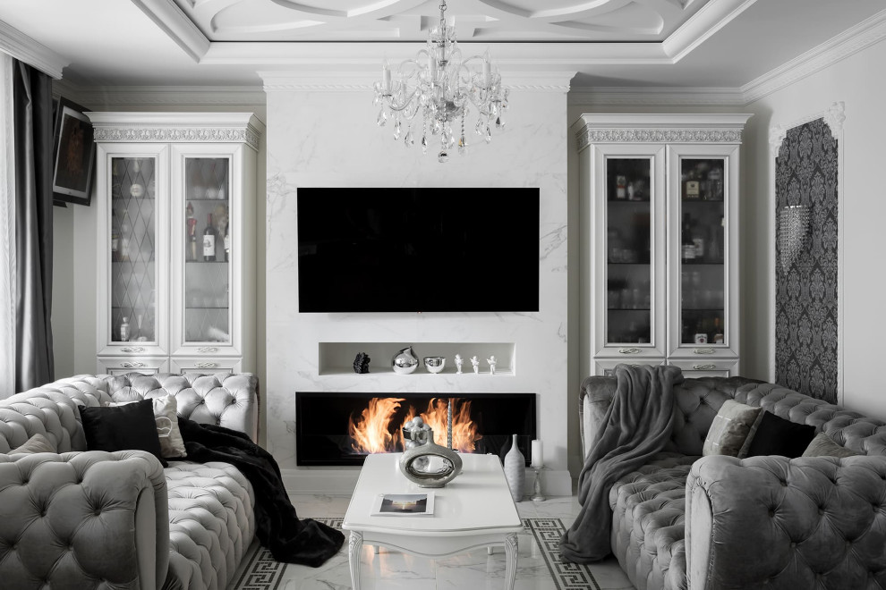 Идея дизайна: большая парадная, открытая гостиная комната в классическом стиле с белыми стенами, полом из керамогранита, горизонтальным камином, фасадом камина из плитки, телевизором на стене и белым полом