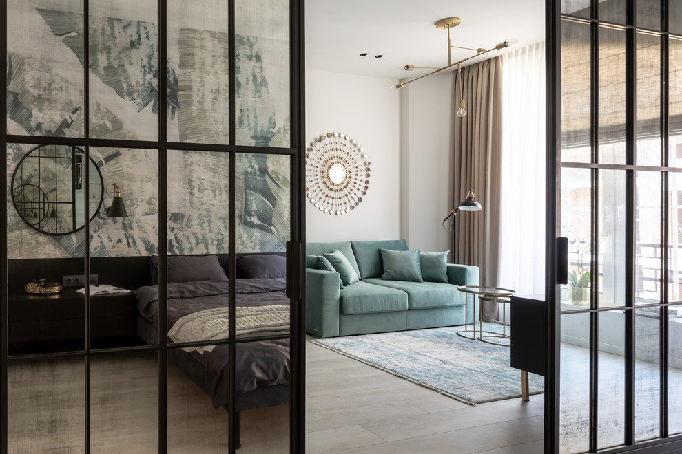 Идея дизайна: изолированная гостиная комната среднего размера в современном стиле с белыми стенами, полом из ламината и телевизором на стене без камина