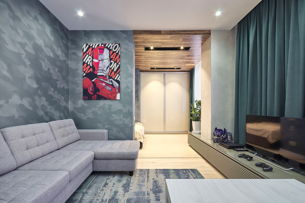 Свежая идея для дизайна: гостиная комната в современном стиле с серыми стенами, светлым паркетным полом, отдельно стоящим телевизором, бежевым полом и синими шторами - отличное фото интерьера