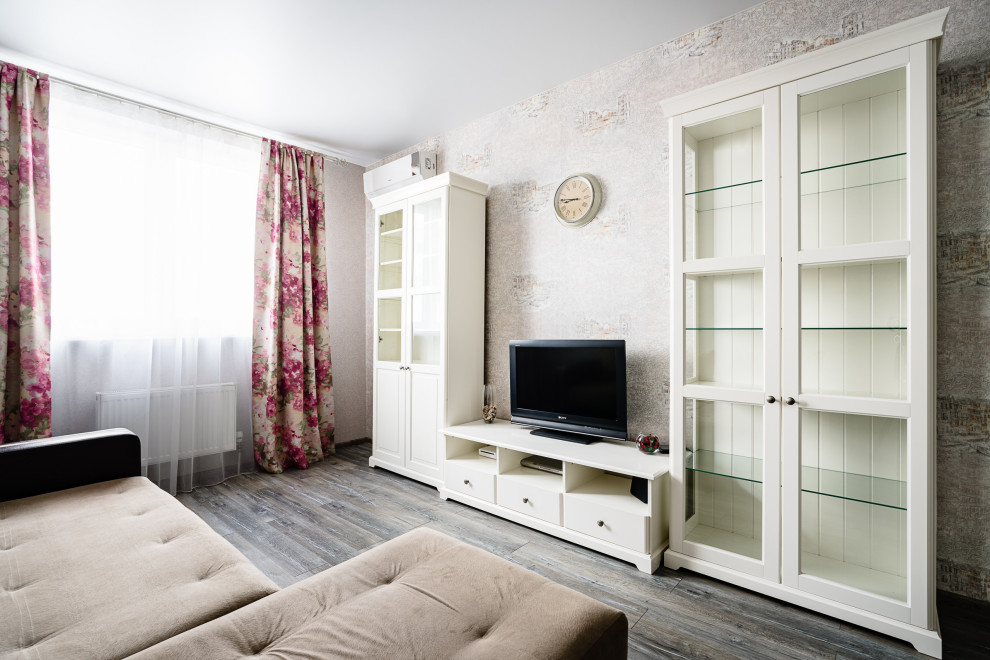 Идея дизайна: гостиная комната в средиземноморском стиле с тюлем на окнах
