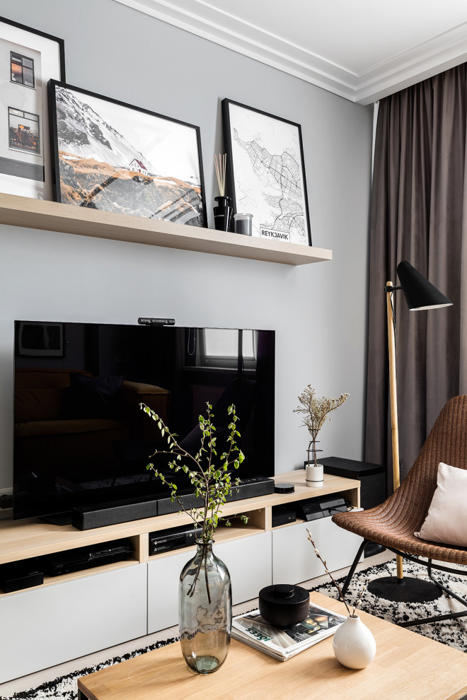 На фото: маленькая изолированная, объединенная гостиная комната в современном стиле с серыми стенами, полом из ламината, отдельно стоящим телевизором и бежевым полом без камина для на участке и в саду с