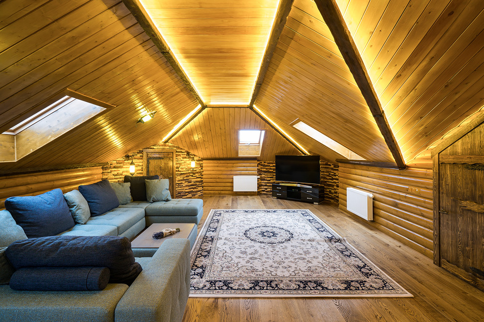 Cette photo montre une salle de séjour montagne avec un mur marron, un sol en bois brun et un téléviseur indépendant.