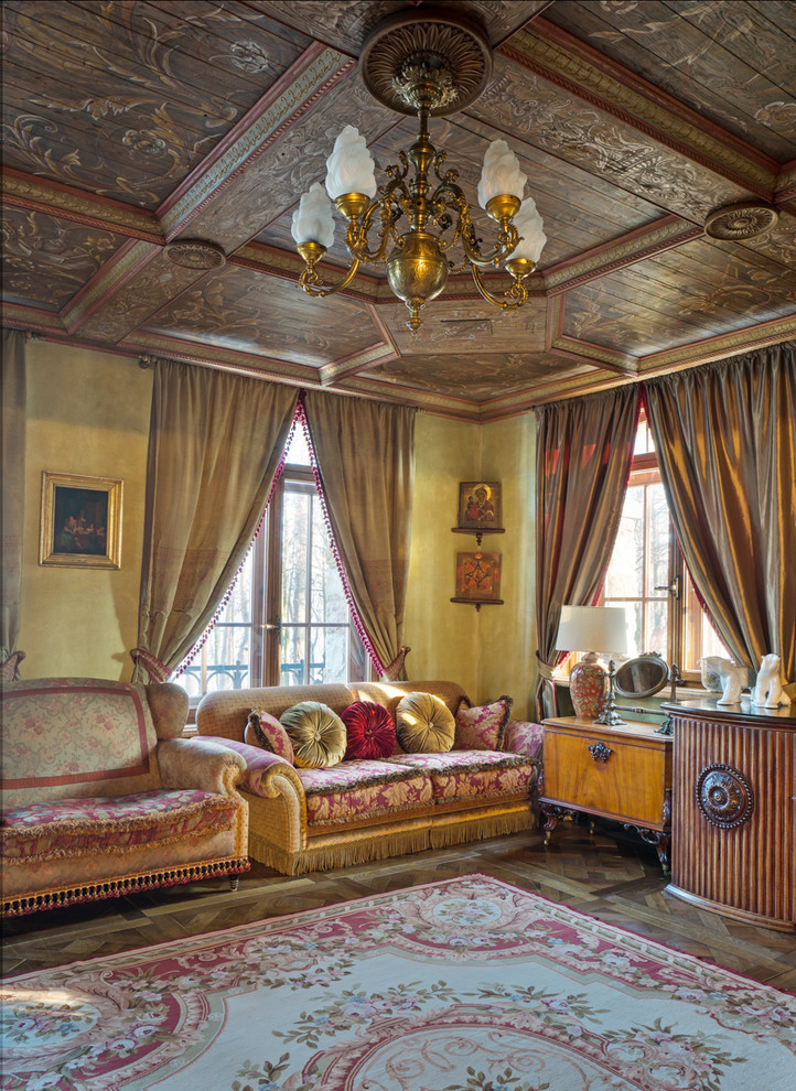 Klassisches Wohnzimmer mit gelber Wandfarbe und braunem Holzboden in Moskau