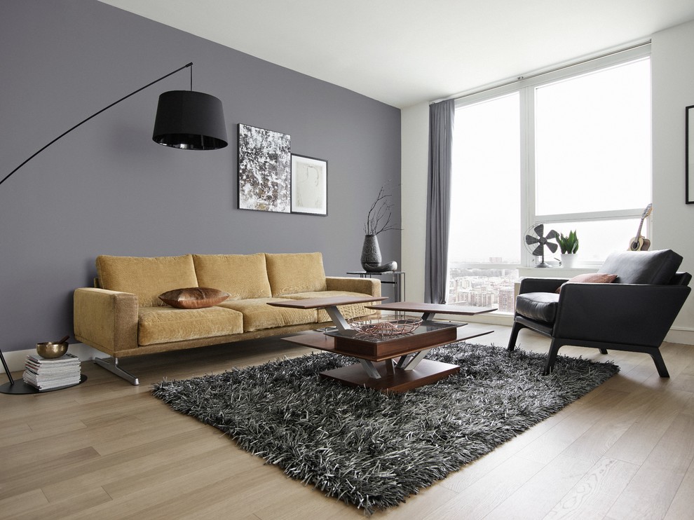 Idee per un soggiorno design con pareti grigie, parquet chiaro e nessun camino