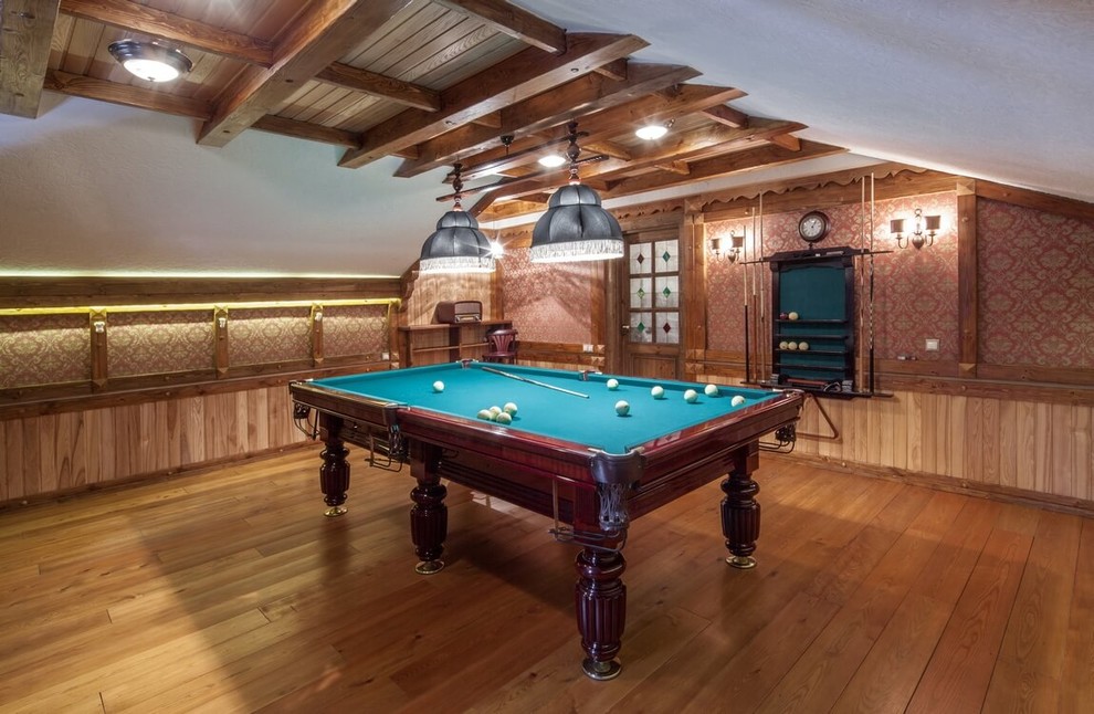 Ejemplo de sala de juegos en casa cerrada de estilo de casa de campo de tamaño medio con paredes marrones y suelo de madera en tonos medios