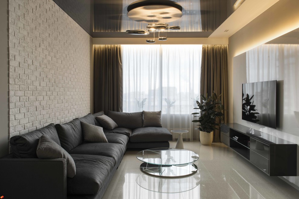 Idée de décoration pour un grand salon design fermé avec une salle de réception, un mur beige, un sol en carrelage de céramique, un téléviseur fixé au mur et un sol beige.