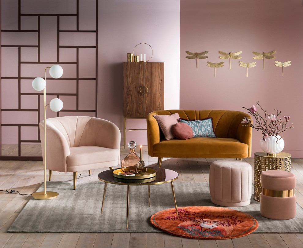 Idées déco pour un salon contemporain avec un mur rose, parquet clair et éclairage.
