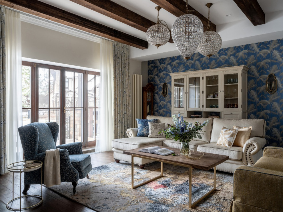 На фото: гостиная комната в стиле неоклассика (современная классика) с синими стенами, темным паркетным полом, коричневым полом, балками на потолке и обоями на стенах