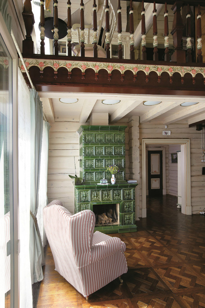 Exemple d'un salon nature de taille moyenne et ouvert avec parquet foncé, une cheminée standard, un manteau de cheminée en carrelage, une salle de réception et un mur blanc.