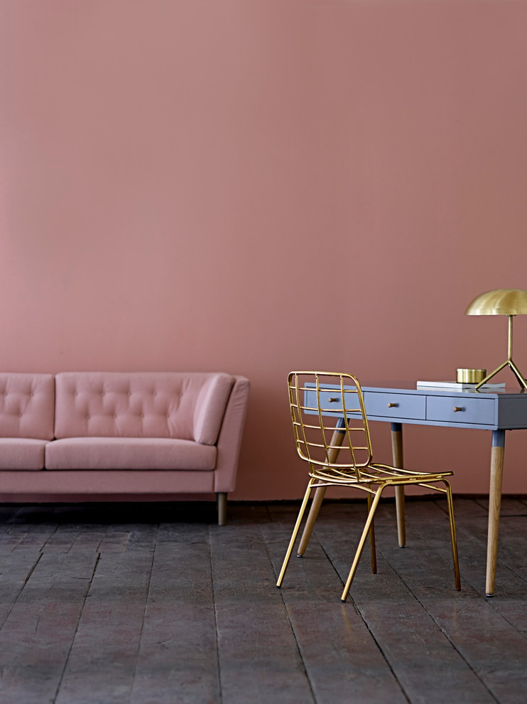 Идея дизайна: изолированная гостиная комната в скандинавском стиле с розовыми стенами, черным полом и тюлем на окнах