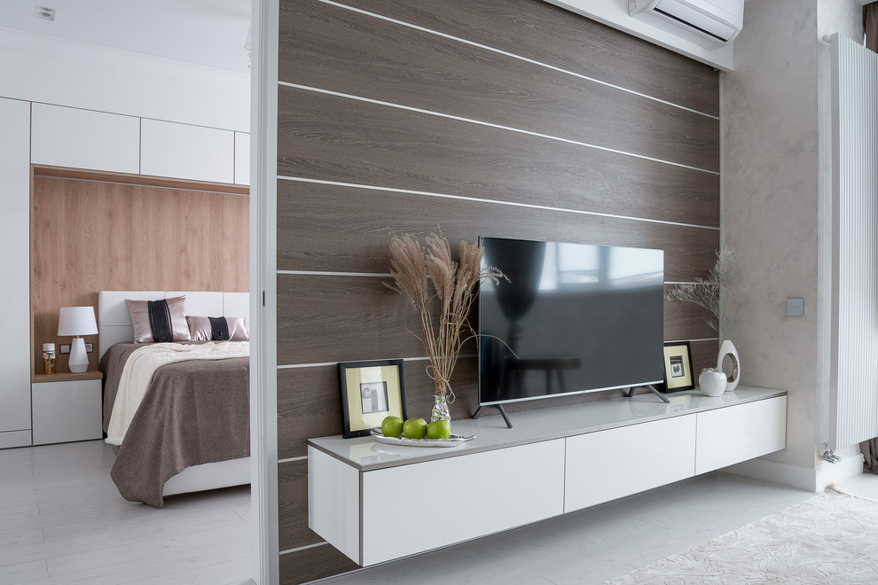 Mittelgroßes, Offenes Modernes Wohnzimmer mit beiger Wandfarbe, Laminat, TV-Wand und weißem Boden in Sonstige