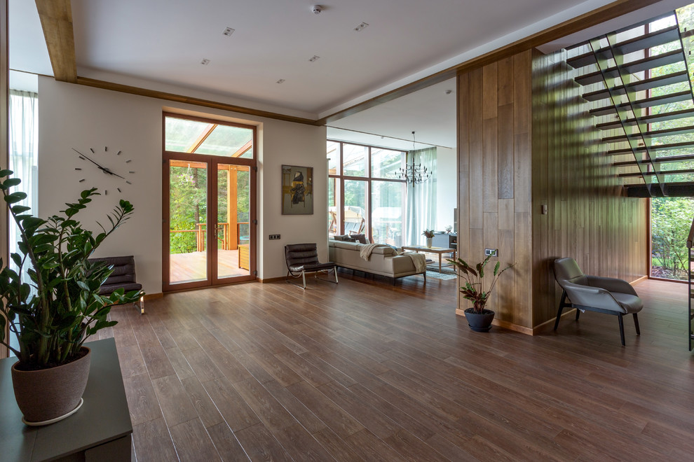 Foto de sala de estar con rincón musical abierta de tamaño medio con pared multimedia