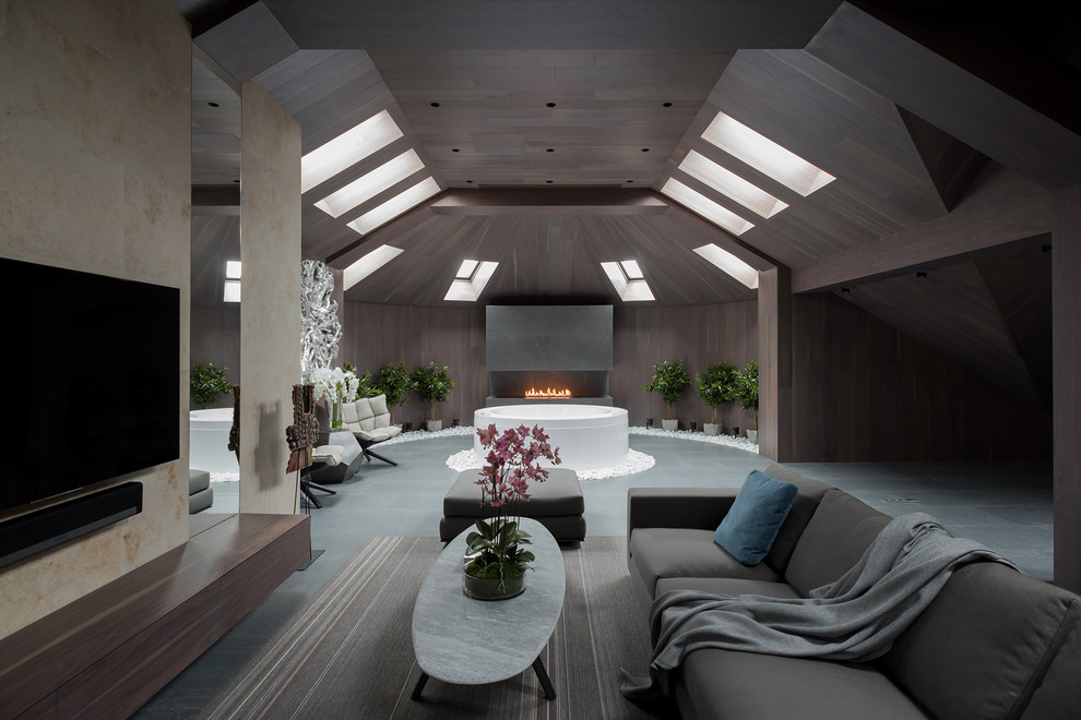 Идея дизайна: гостиная комната в современном стиле с коричневыми стенами, горизонтальным камином, телевизором на стене, серым полом и зоной отдыха