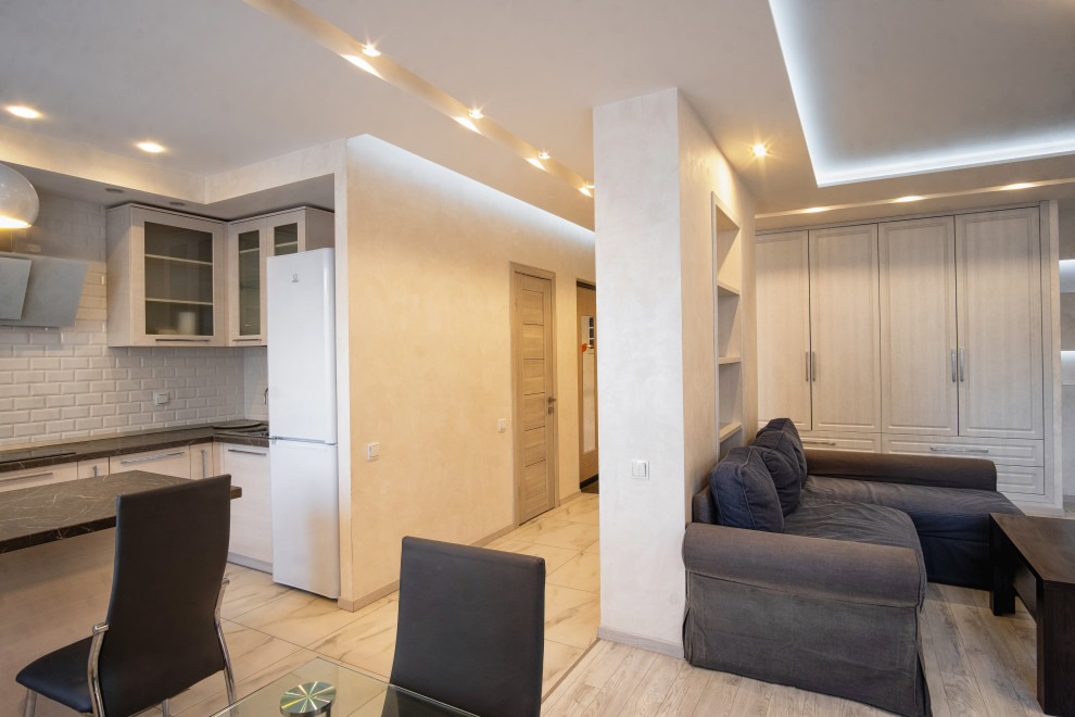 Свежая идея для дизайна: изолированная гостиная комната среднего размера в современном стиле с полом из ламината и серым полом - отличное фото интерьера