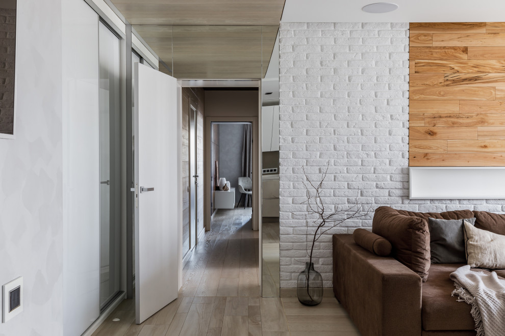 Стильный дизайн: объединенная гостиная комната в современном стиле с белыми стенами - последний тренд
