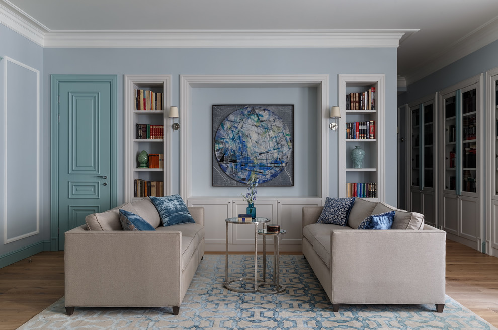 Modelo de salón para visitas abierto clásico renovado sin televisor con paredes azules, suelo de madera en tonos medios y suelo marrón