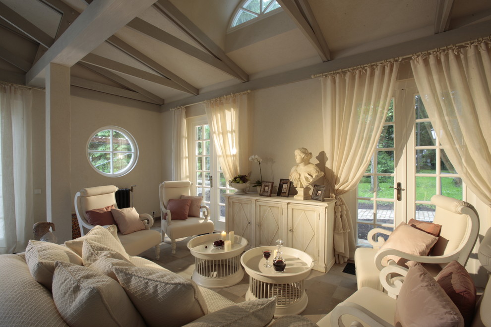 Стильный дизайн: гостиная комната в классическом стиле с бежевыми стенами - последний тренд