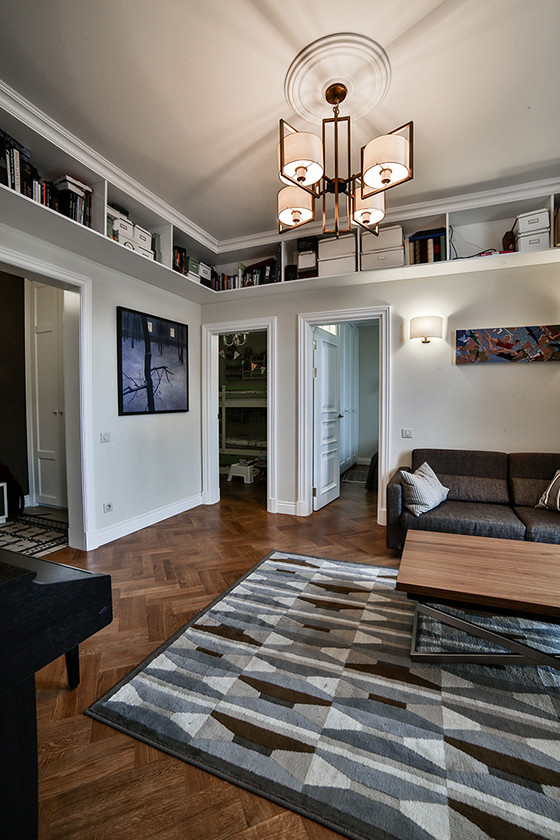 Immagine di un piccolo soggiorno scandinavo aperto con sala della musica, pareti bianche, pavimento in legno massello medio, nessun camino, TV nascosta e pavimento marrone