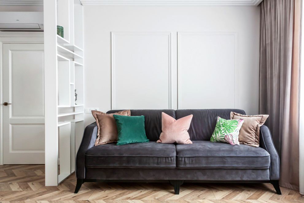 Идея дизайна: объединенная гостиная комната среднего размера в стиле неоклассика (современная классика) с розовыми стенами, полом из ламината, отдельно стоящим телевизором и бежевым полом