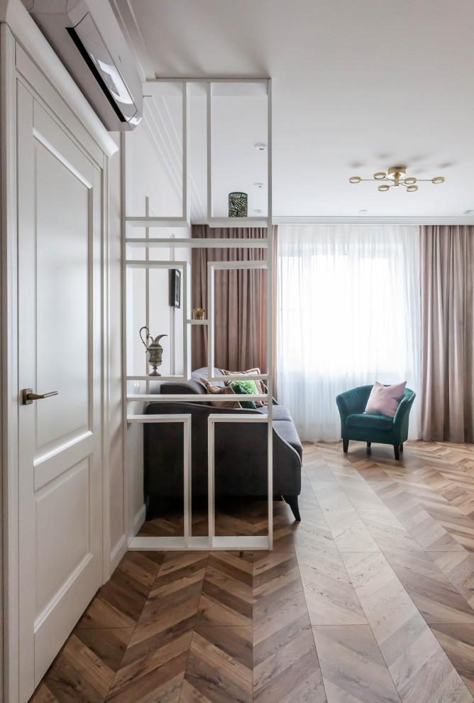 Inspiration för mellanstora klassiska vardagsrum, med rosa väggar, laminatgolv, en fristående TV och beiget golv