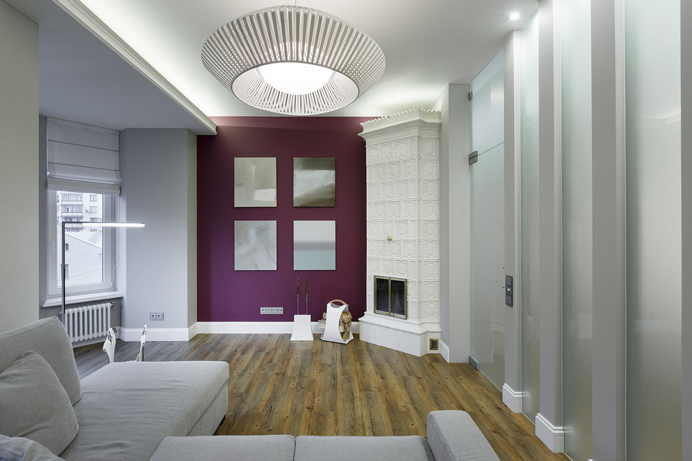 Идея дизайна: открытая гостиная комната среднего размера в современном стиле с серыми стенами, полом из линолеума, угловым камином и фасадом камина из плитки