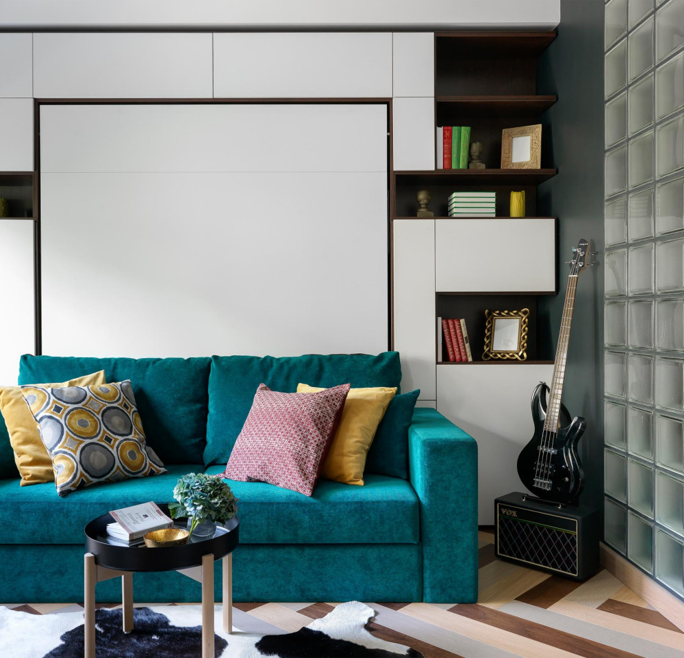 Idée de décoration pour une petite salle de séjour design ouverte avec un mur blanc, un sol en bois brun et un sol multicolore.
