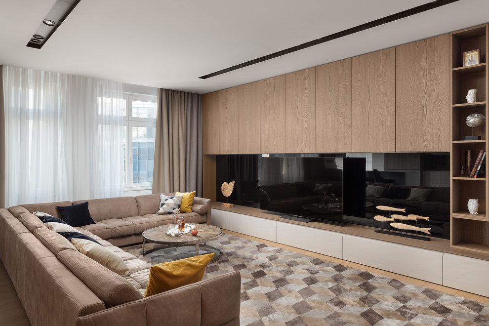 Imagen de sala de estar actual sin chimenea con televisor independiente y suelo de madera clara