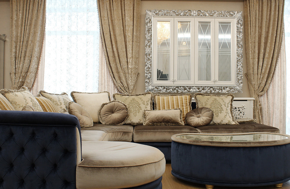 Imagen de salón abierto clásico con paredes beige, suelo de madera en tonos medios, televisor independiente y suelo beige