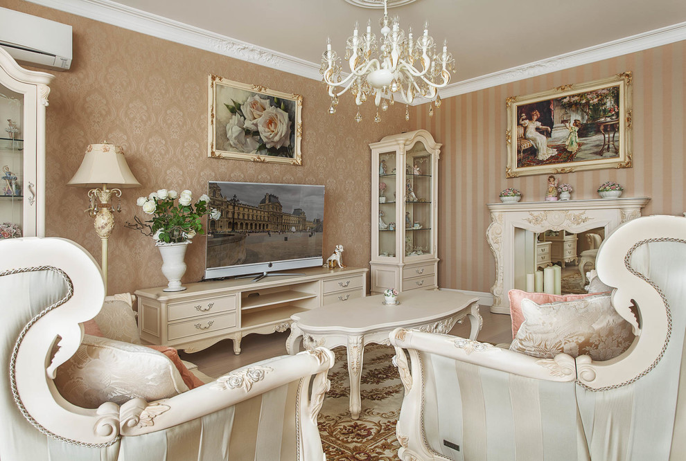 Foto di un soggiorno chic aperto con sala formale, pareti beige, parquet chiaro e TV autoportante