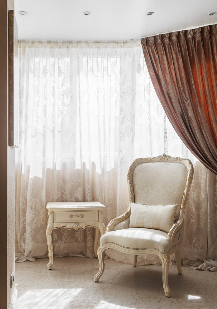 Foto de salón para visitas abierto clásico con paredes beige, suelo de madera clara y televisor independiente