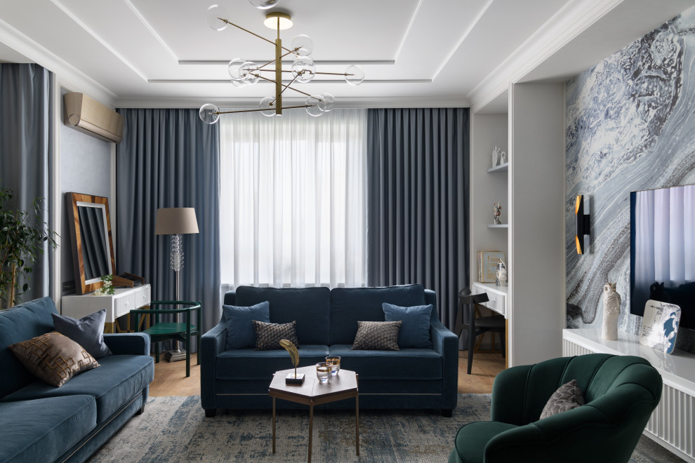 Идея дизайна: большая парадная, открытая гостиная комната в современном стиле с синими стенами, пробковым полом, горизонтальным камином, фасадом камина из металла, телевизором на стене и коричневым полом