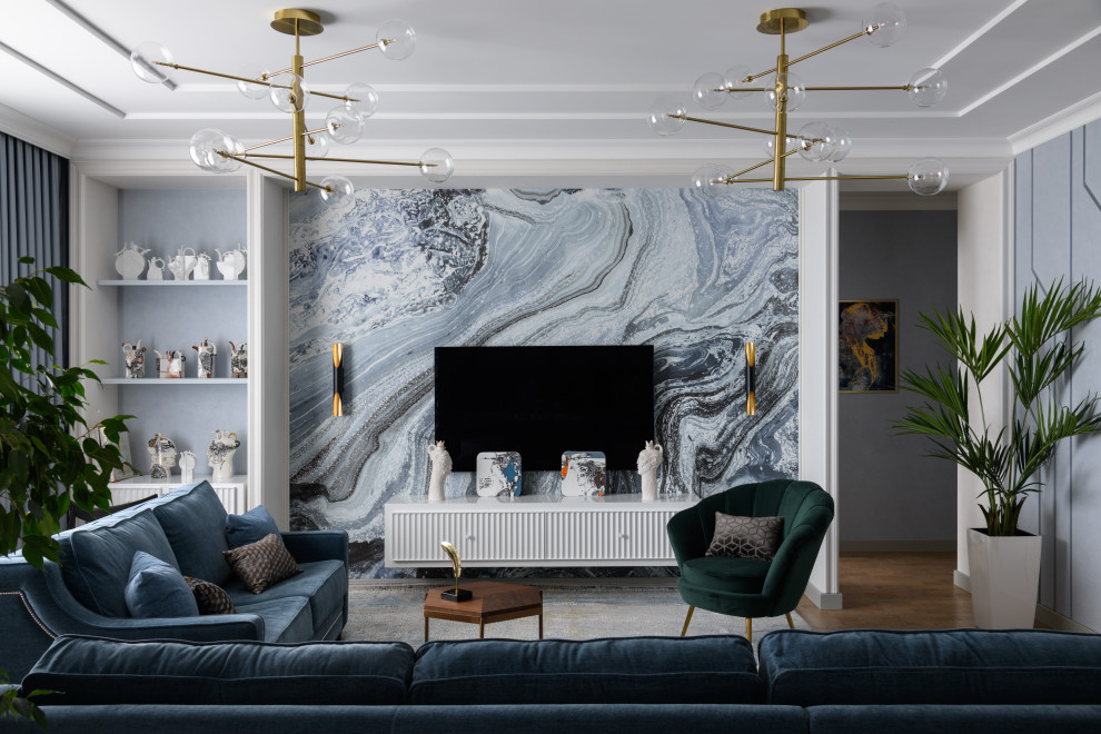 На фото: большая парадная, открытая гостиная комната в современном стиле с синими стенами, пробковым полом, горизонтальным камином, фасадом камина из металла, телевизором на стене и коричневым полом с