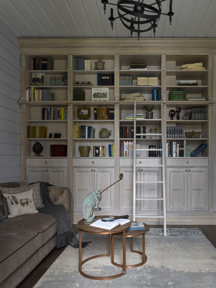 Свежая идея для дизайна: гостиная комната в стиле кантри с с книжными шкафами и полками, темным паркетным полом, серыми стенами и коричневым полом - отличное фото интерьера