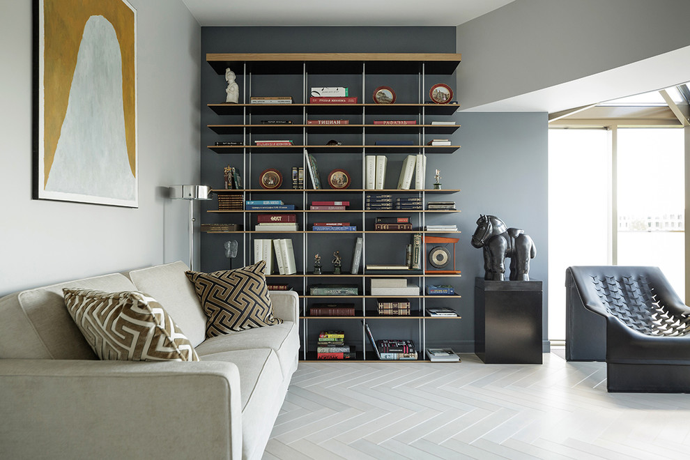 Foto di un soggiorno minimal di medie dimensioni con libreria, pareti grigie, pavimento bianco e pavimento in legno verniciato